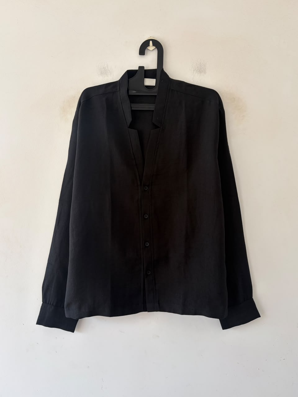 Noir essence V‑notch linen shirt