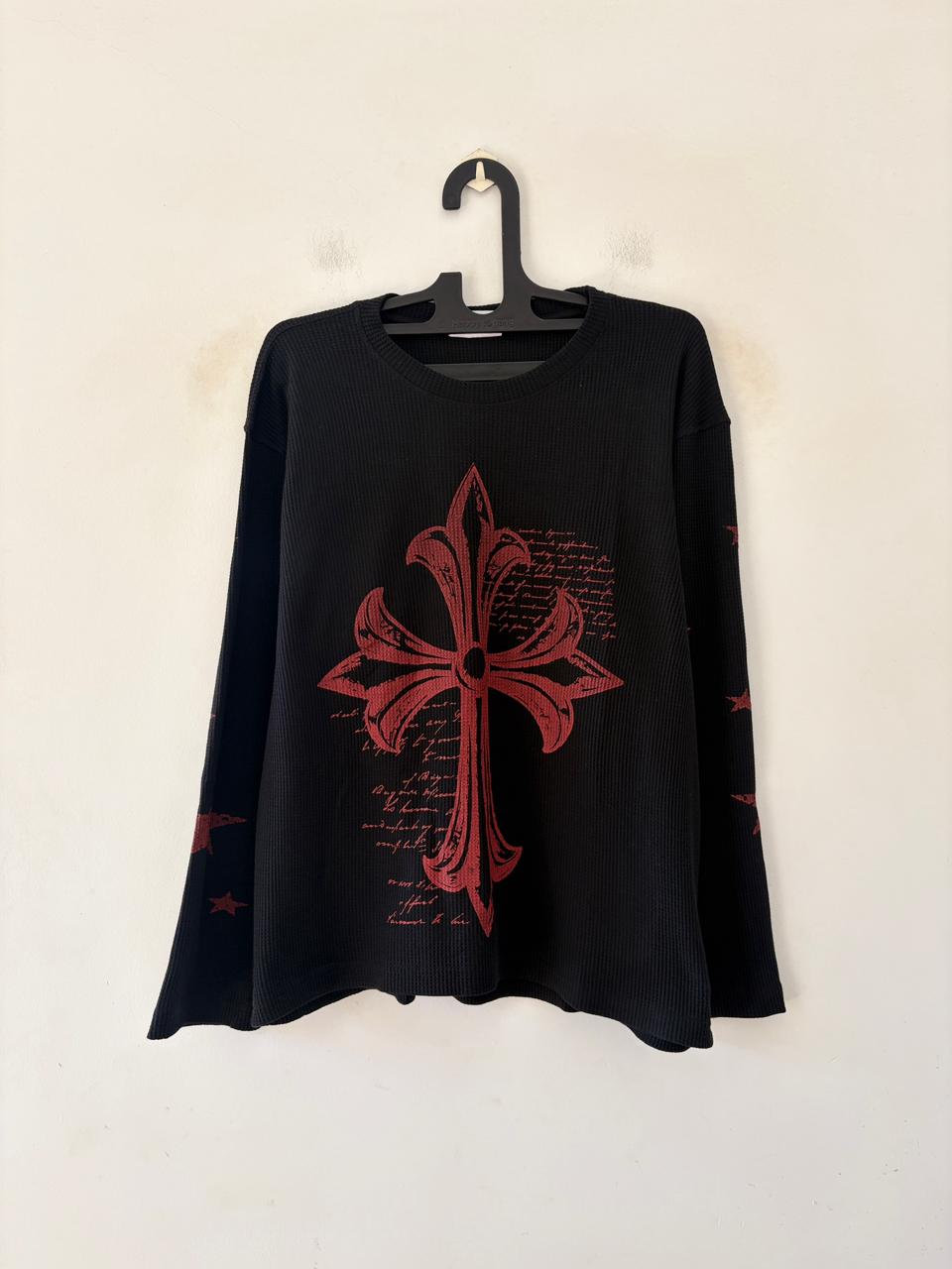 Black crimson cross tee