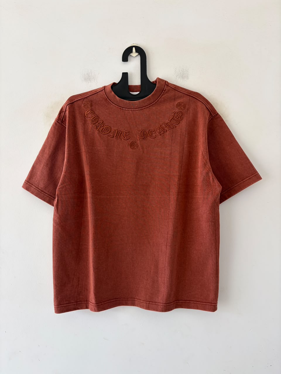 Rusted clay arc tee