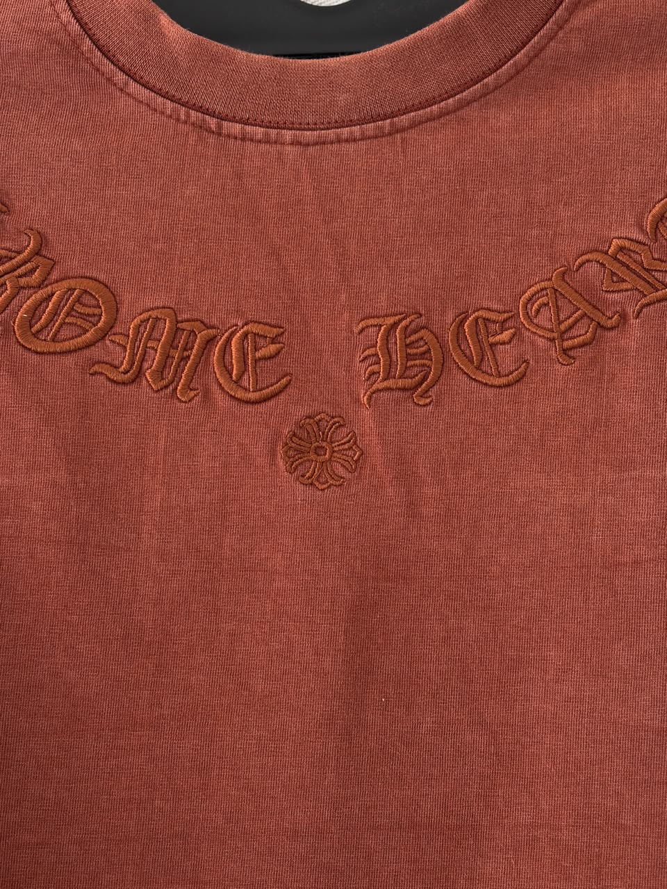 Rusted clay arc tee