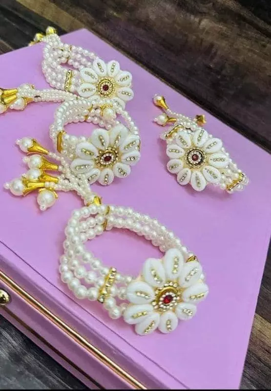 Adjustable Shell Kundan Bracelet