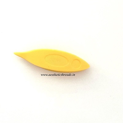 Tatting shuttle (Plastic) –Yellow