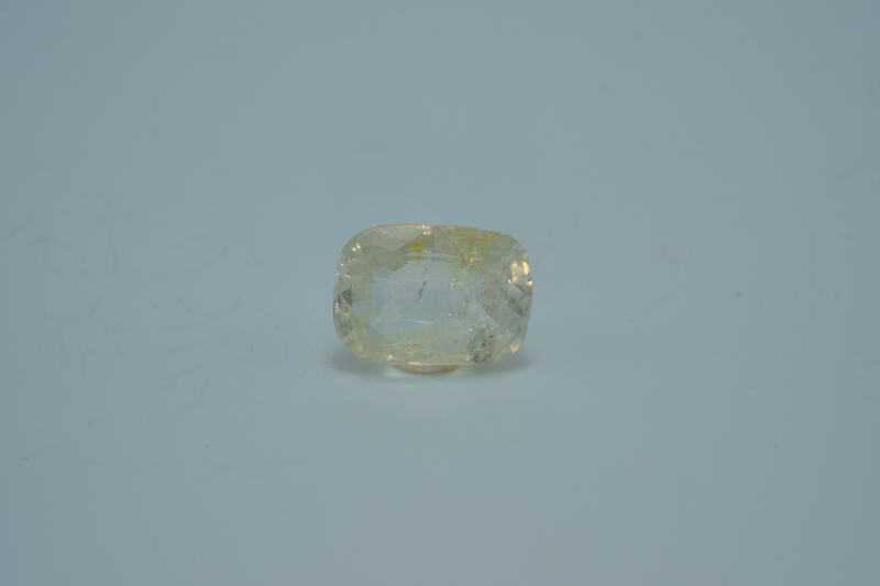 Yellowish White Sapphire 4.23 ct