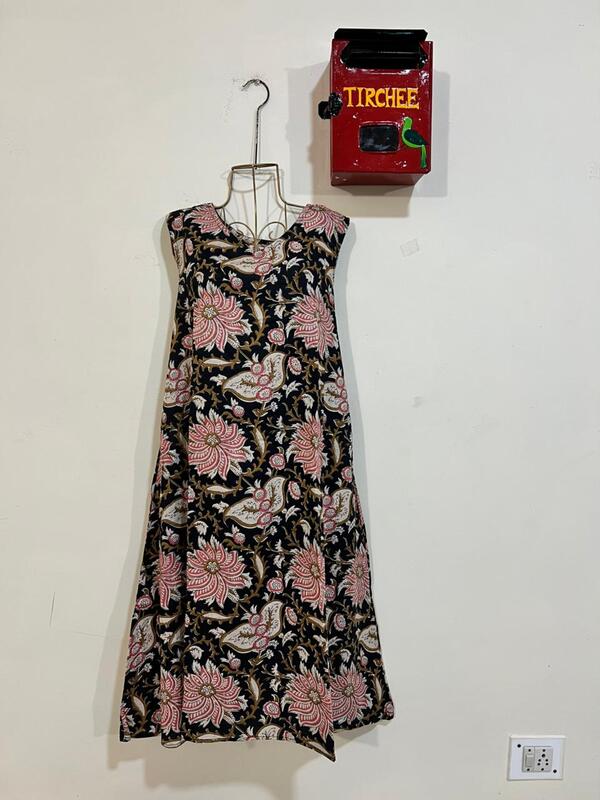 Saira's A-line Dress With a Back Tie - Black & flowers