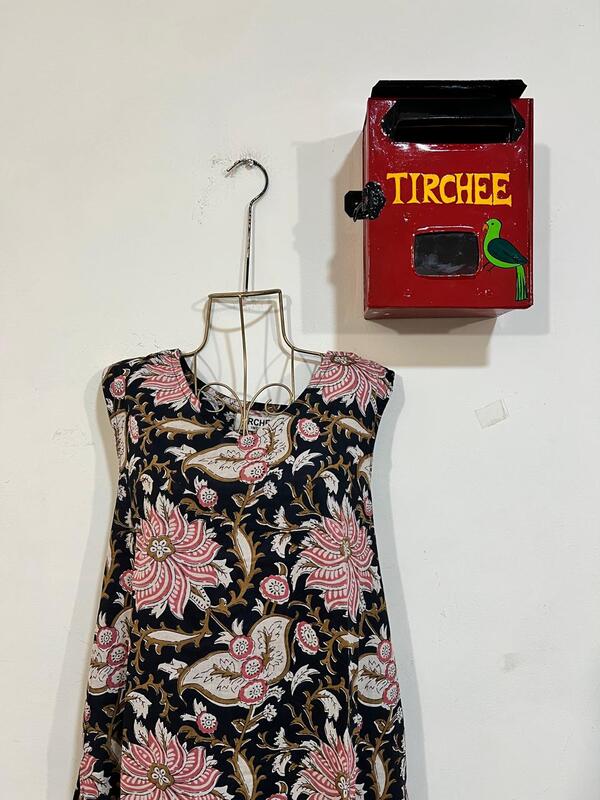 Saira's A-line Dress With a Back Tie - Black & flowers