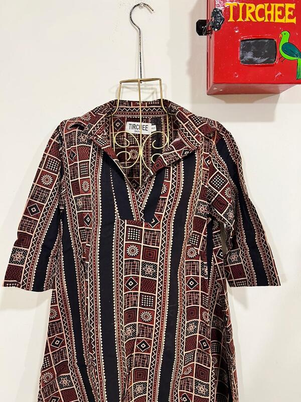 Kavya's High-Low Collared Top - Black & print Lines