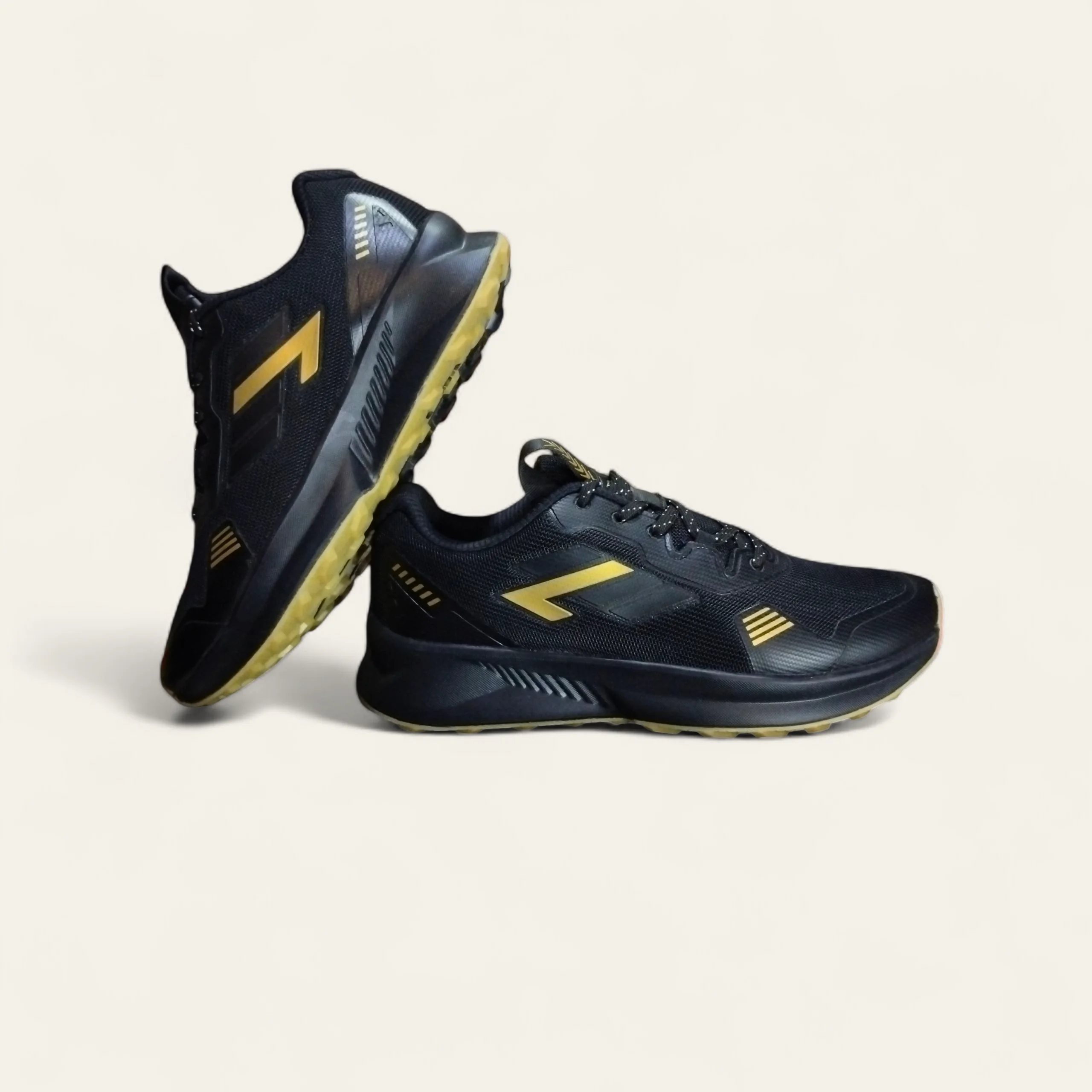 Campus Hiro Black/Golden - Men's Running Shoes