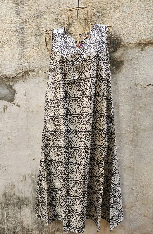 Saira's A-line Dress - Cream & Black