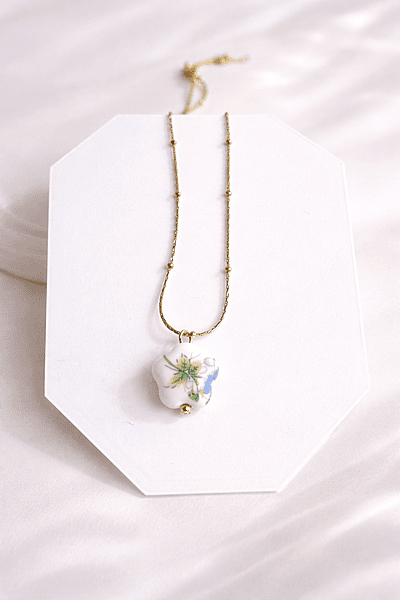 Delicate gold necklace with porcelain flower