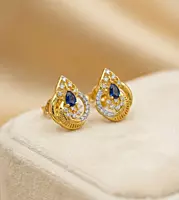 18 kt gold tear drop earrings 1