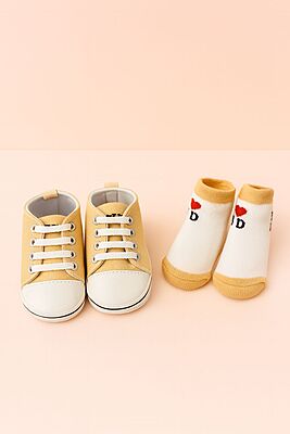 Unisex Soft Cotton Baby Shoes & Socks Gift Set (0–12 Months) – Beige Unisex Soft Cotton Baby Shoes & Socks Gift Set (0–12 Months) – Beige