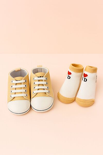 Unisex Soft Cotton Baby Shoes & Socks Gift Set (0–12 Months) – Beige Unisex Soft Cotton Baby Shoes & Socks Gift Set (0–12 Months) – Beige