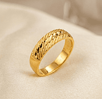 18 kt gold engraved band ring