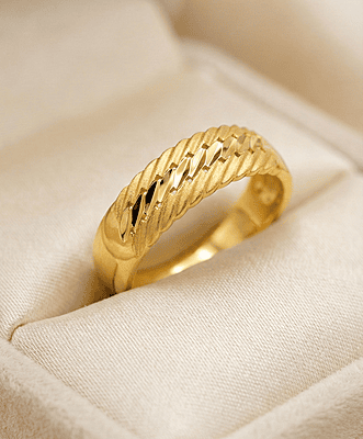 18 kt gold engraved band ring