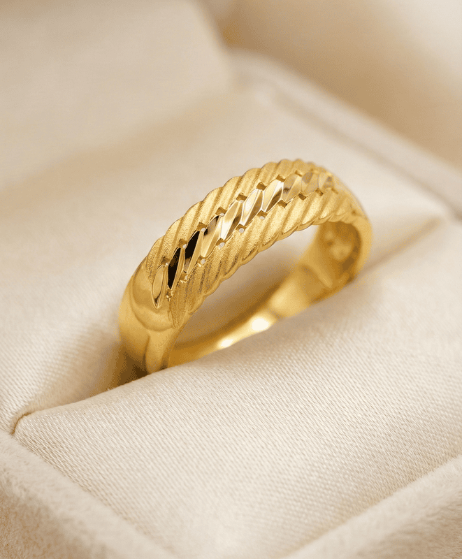 18 kt gold engraved band ring