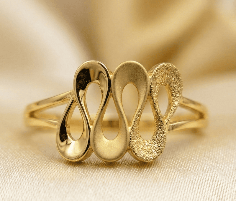 18 kt gold swirl ring