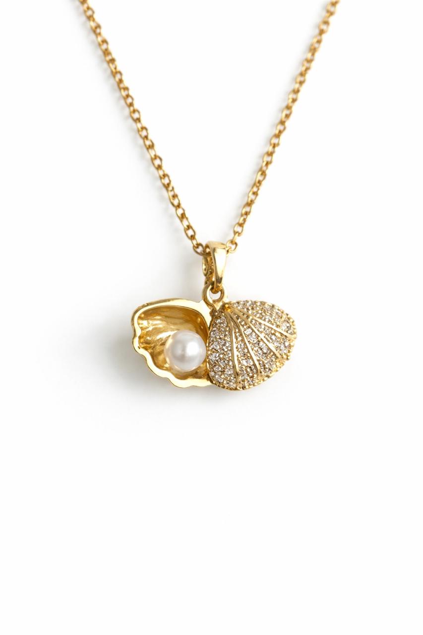 Gold seashell pendant necklace