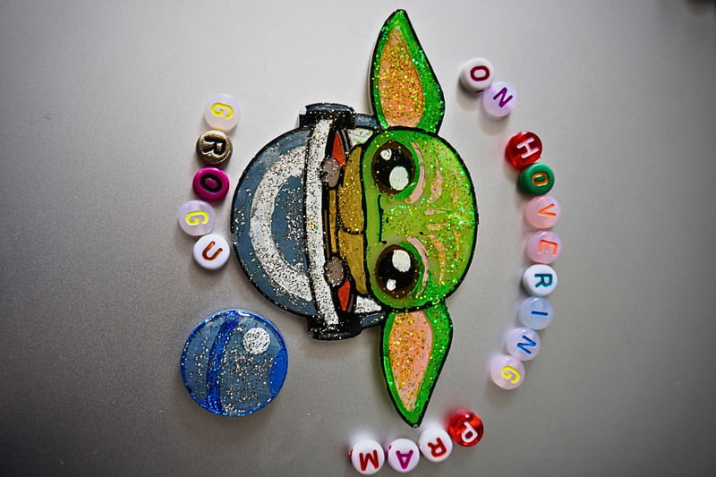 GROGU ON HOVERING PRAM