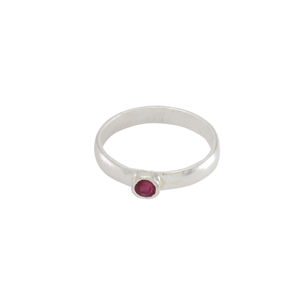 Sterling Silver Ring with Pink Stone – Elegant Design