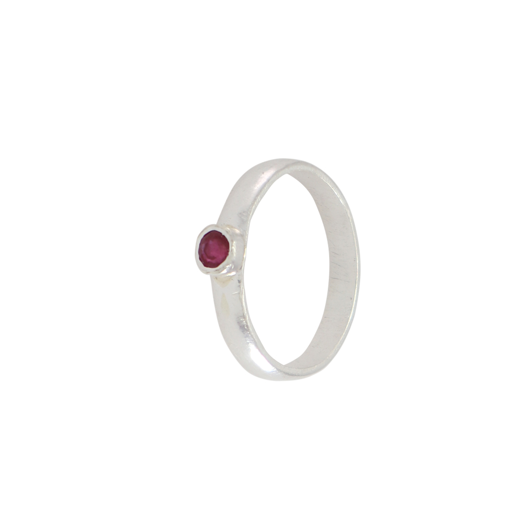 Sterling Silver Ring with Pink Stone – Elegant Design