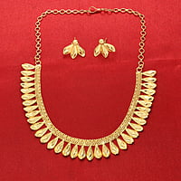 Gold tone flower necklace