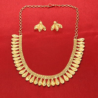 Gold tone flower necklace
