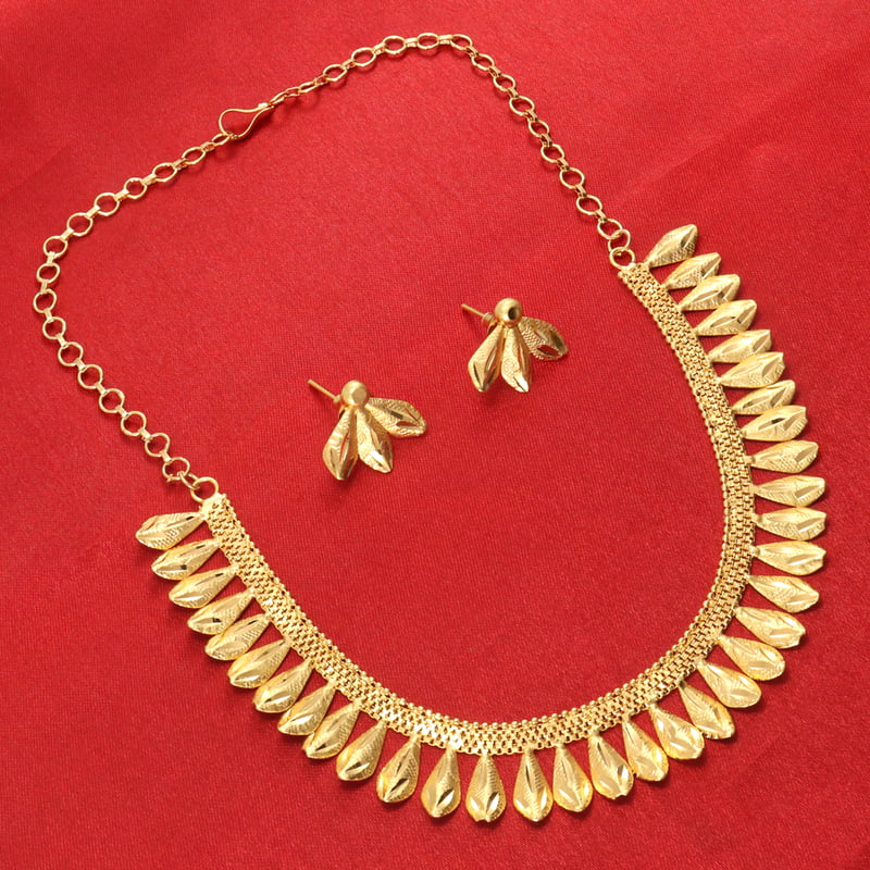 Gold tone flower necklace