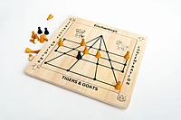 Puli Meka Peeta – Classic Strategy Game in Wood