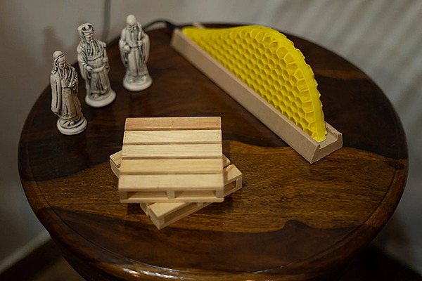Idhah Hive Edifice Table Lamp
