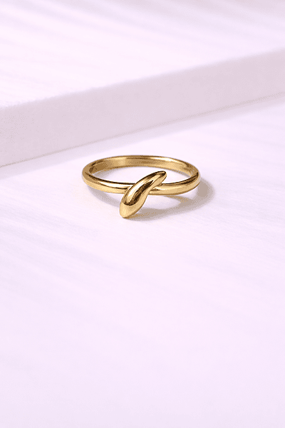 Knot design gold ring