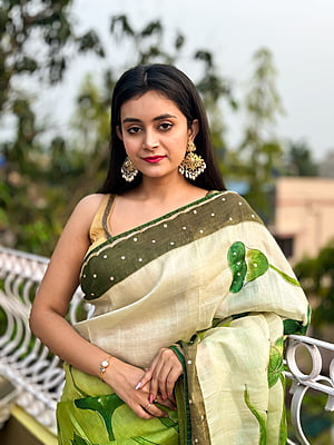 Shades of green and white on pure Tassar katdana work