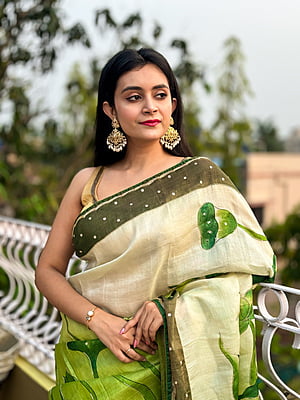 Shades of green and white on pure Tassar katdana work