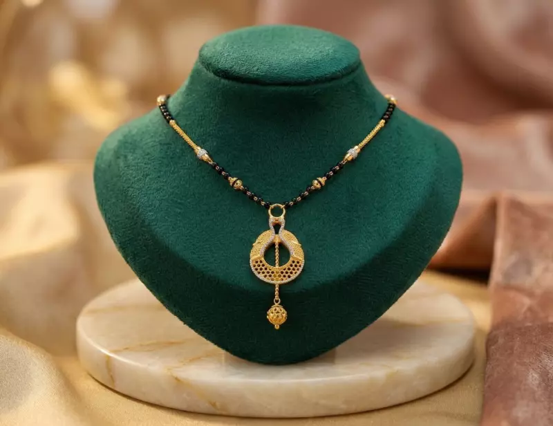 18 kt Gold Majestic Filigree Crescent Mangalsutra