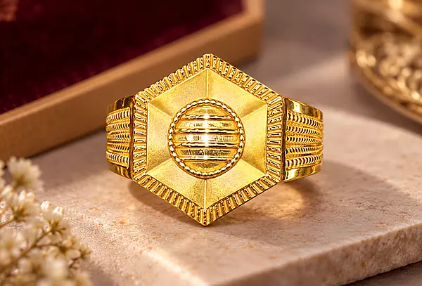 18 kt Gold Sovereign Hexagon Ring