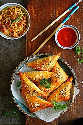 Frzn Noodle Samosa 25g, 12 Nos Per PKt