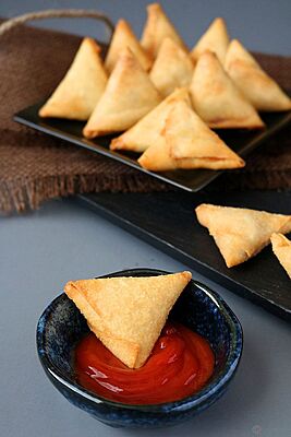 Frzn Onion Samosa Small 50No in Horeca Pkt