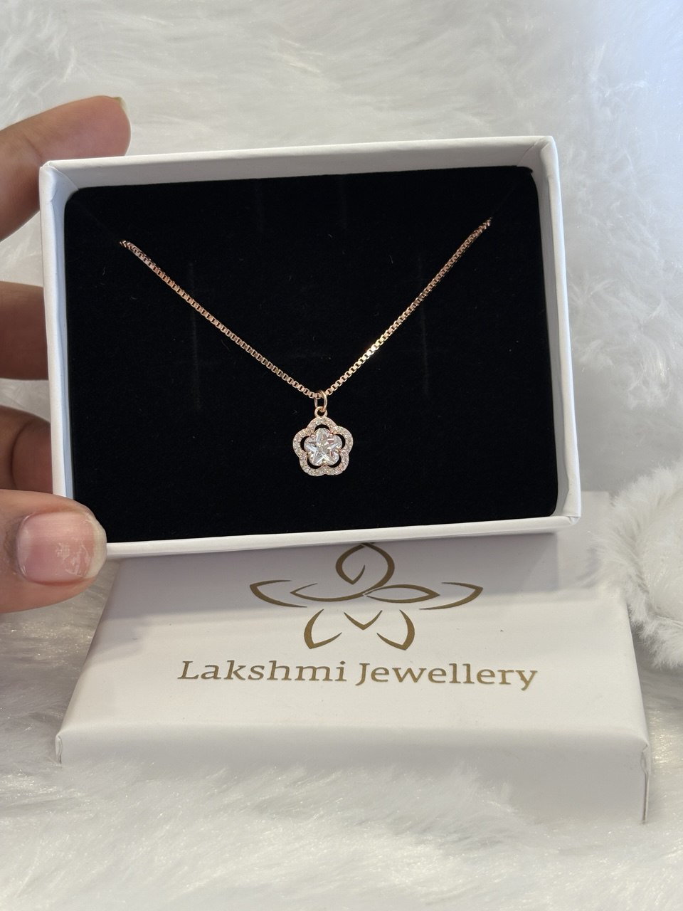 Silver white flower chain with rosegold finish