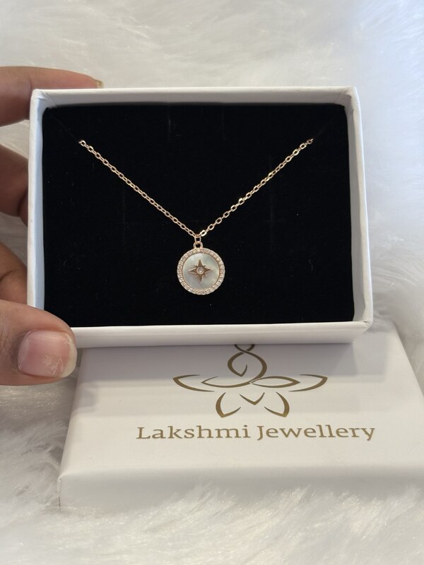 Silver round chain star with rosegold finish