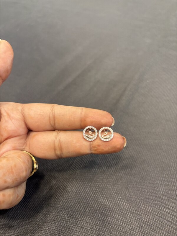 Silver round swan stud with rosegold finish