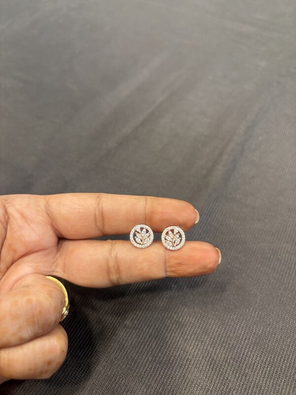 silver round leaf stud with rosegold finish