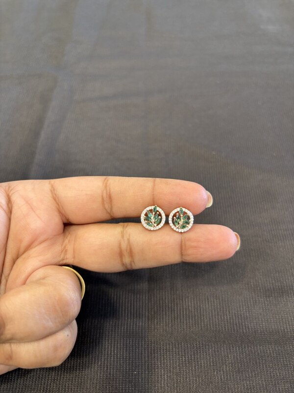 Silver round leaf green stud with rosegold finish