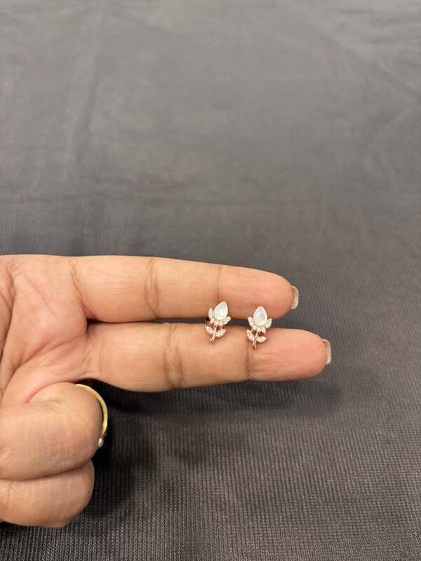Silver pearl flower stud with rosegold finish