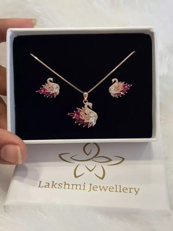 Silver swan pedant set with Coated with rosegold finish