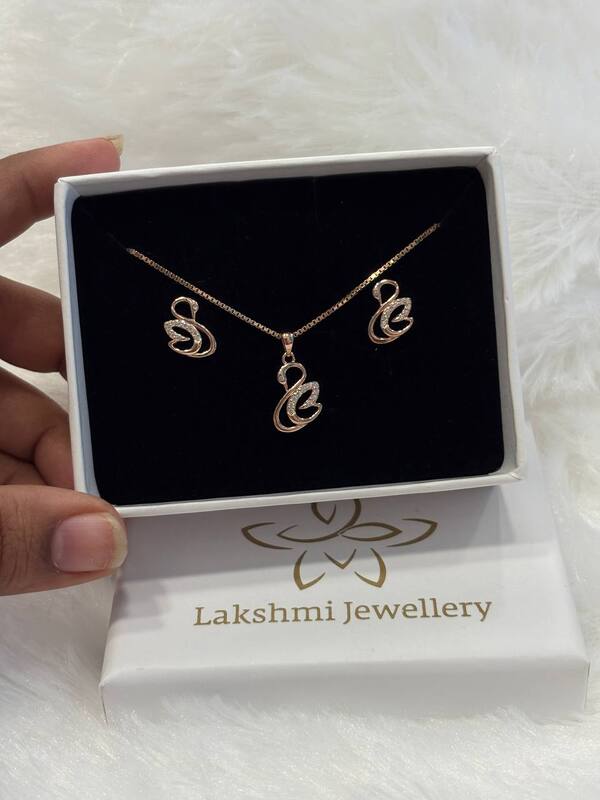 Silver swan chain pedant set with rosegold finish