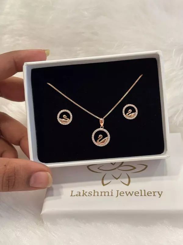 Silver round swan pedant set with rosegold finish