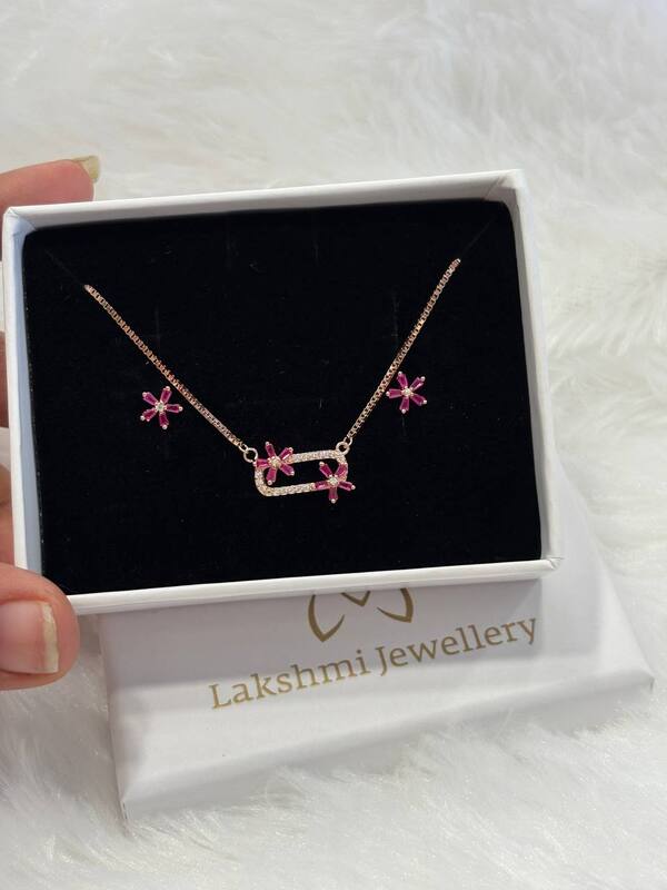 Silver pink four leaf chain pedant set with rosegold finish