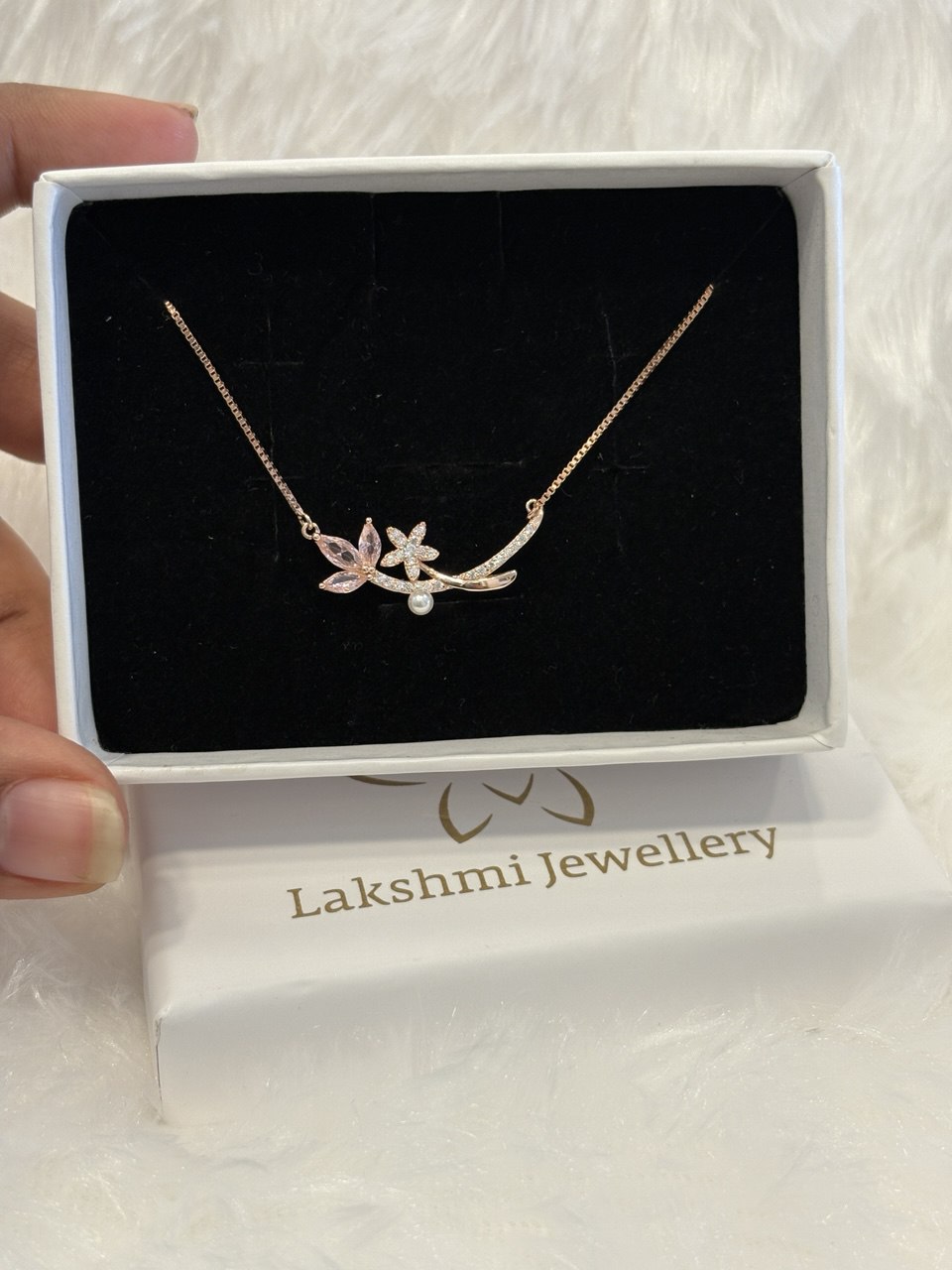 Silver twinkle petal pendant chain