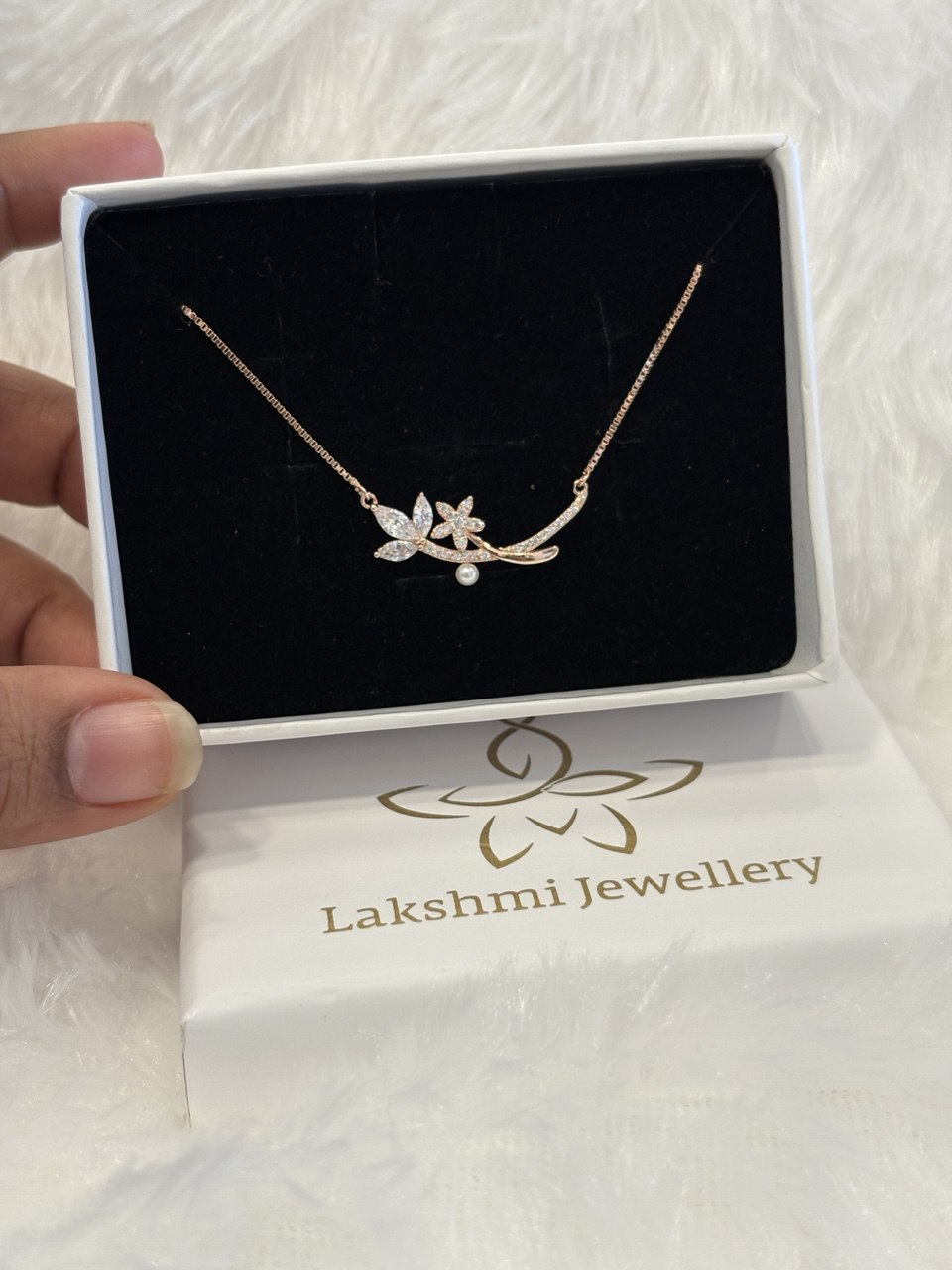 Silver twinkle petal pendant chain