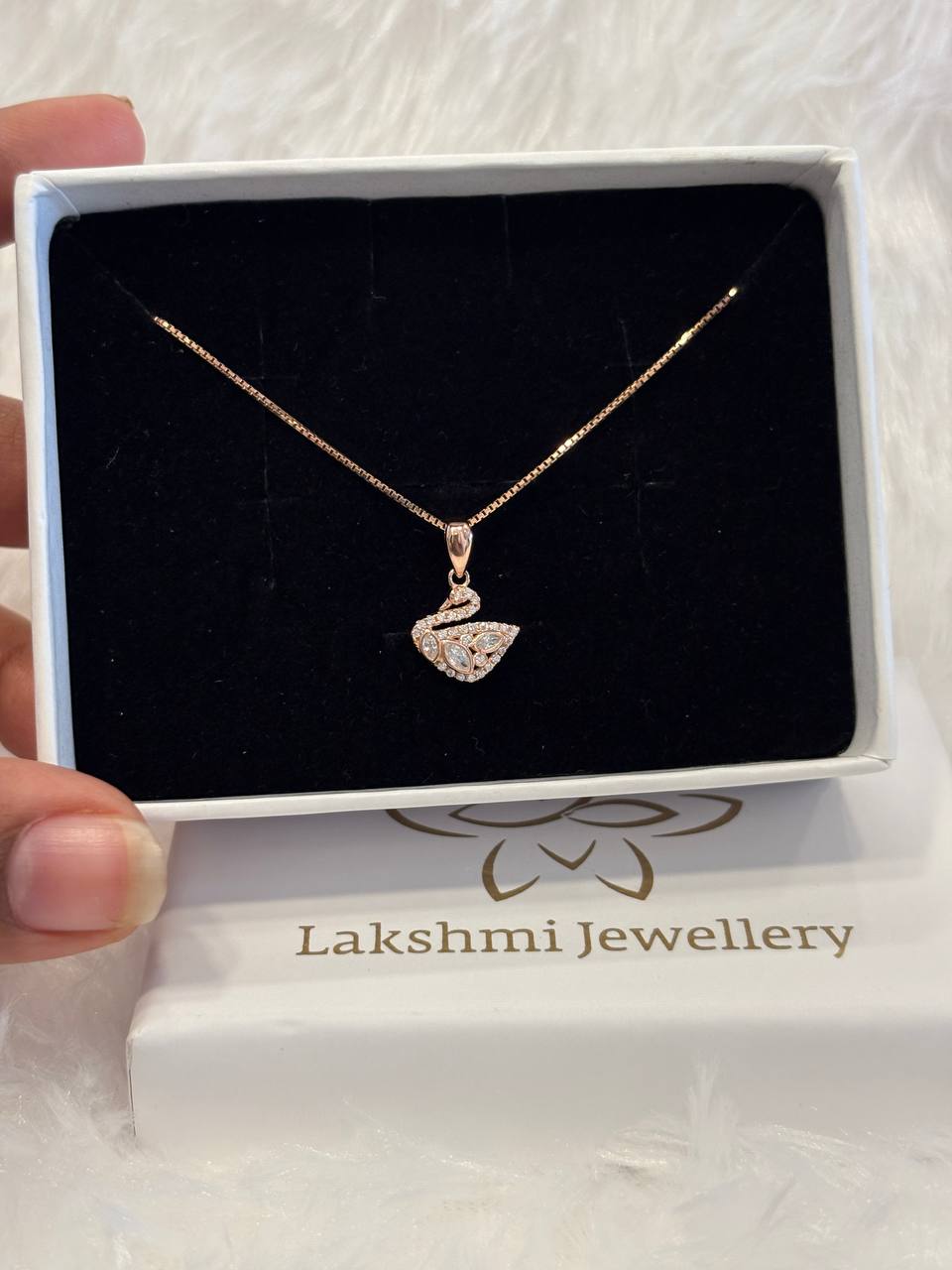 Silver swan stone with rosegolds finish