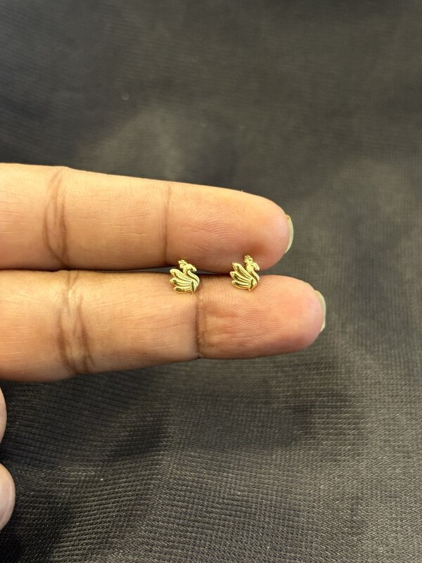 Swan s2 9 carat gold stud pair